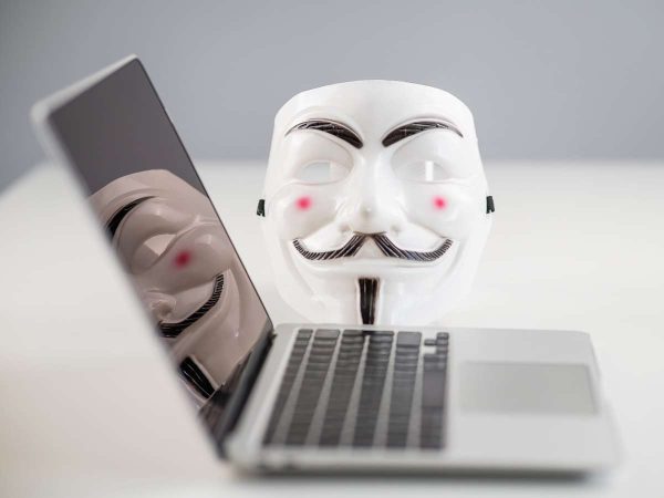 El nuevo robo de identidad no consiste en suplantarte: consiste en construirte un nuevo «yo»